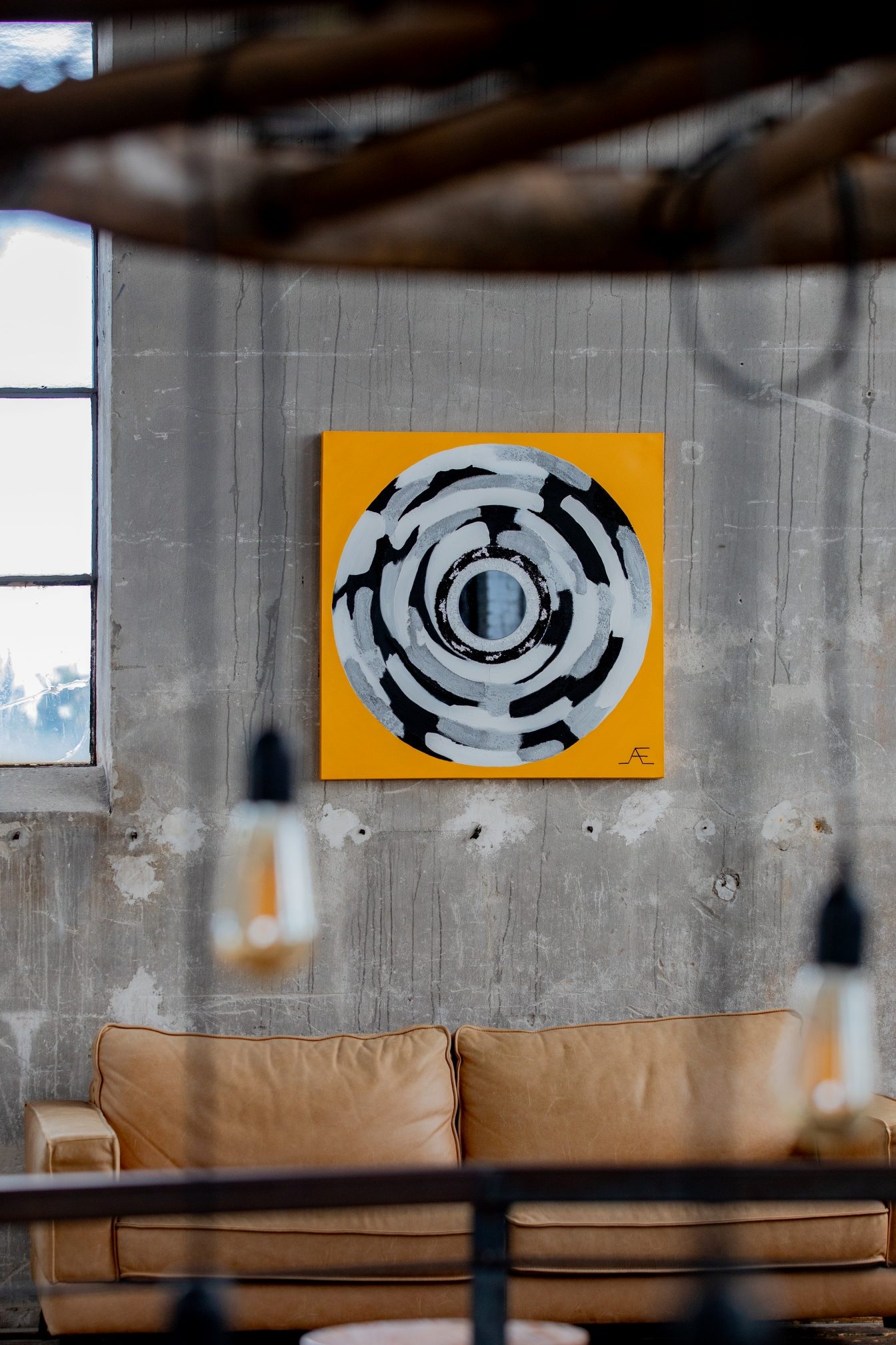 Acrylbild „Seelenspiegel“ über einem Ledersofa im Loft